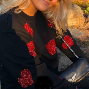 Tröja - Säljer denna så så fina svara collegetröjan med röda paljetthjärtan på ifrån & tiger Stories. Tröjan är i mycket bra skick då ja endast använt den ett fåtal gånger. Frakt tillkommer med 70kr. 