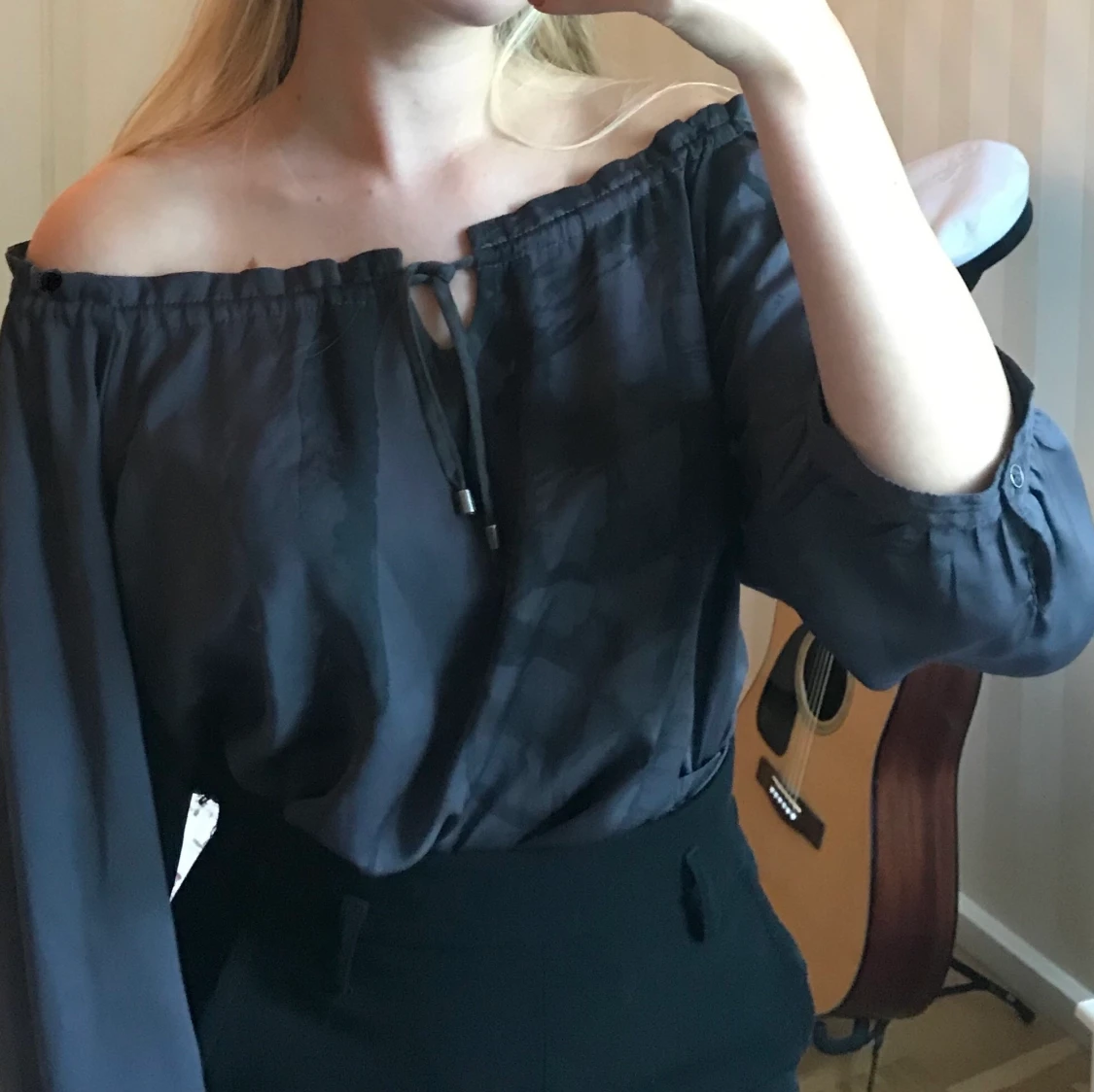 Blus i grått glansigt tyg