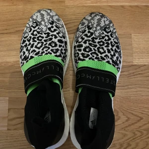 Adidas träningsskor  - Adidas by Stella MCCartney sneakers / träningsskor utan snörning. Otroligt sköna, snygga & helt oanvända. 