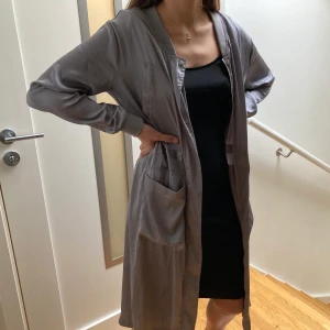 Silvrig/grå kappa - Snygg, tunn kappa/kofta från Gina tricot i strl 34.⚡️ 