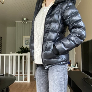 Peak Performance Jacka - Säljer denna sköna snygga vinterjacka från Peak Performance i storlek S. Köpt senaste vintern och i ett mycket bra skick! Nypris 2500kr men säljer för 1500, pris kan diskuteras 🥰