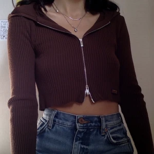 Tröja från UO - Urban Outfitters tröja med luva och dragkedja som går att dra från båda sidorna. Mjuk och varm och i princip oanvänd. 