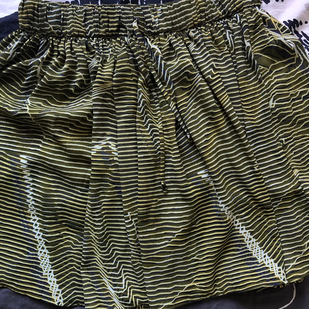 Asnajs kjol från weekday med coolt mönster. Går att knyta i midjan så skulle säga att den passar xs-medium. Jättefint skick och väldigt skön. 🌸. Kjolar.