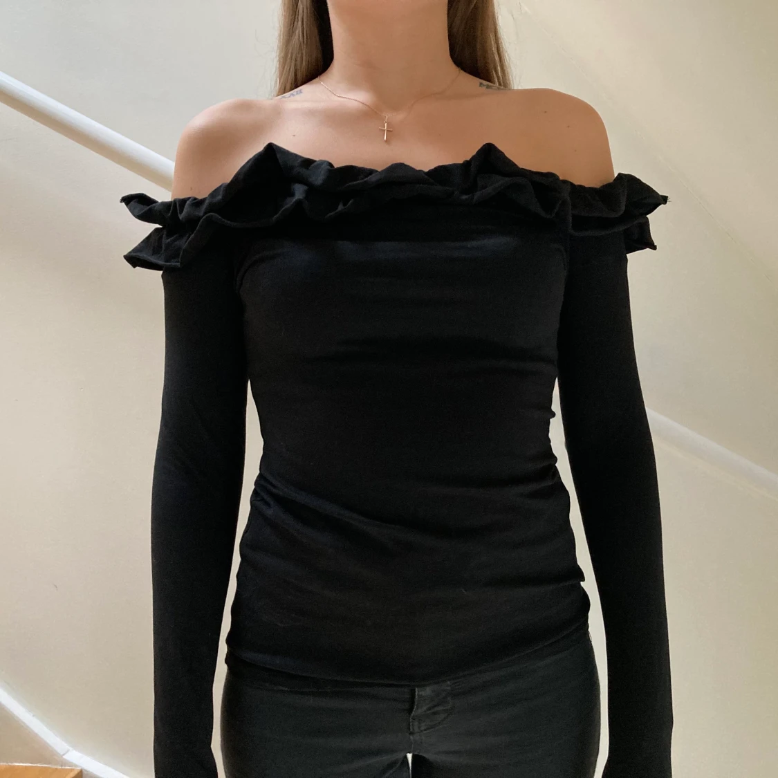 Off shoulder tröja med volang  - 90