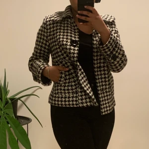 Svart och vit kappa - Storlek 34 