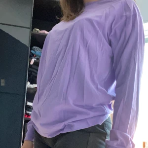 Junkyard Långärmad Lila - Skit snygg simpel långärmad tröja, loose fit så passar XS-M beroende på hur du vill att tröjan ska sitta (själv är jag S/M). Säljer pga att den sällan kommer till användning. Kan mötas upp i Stockholm eller så står köparen för frakt!