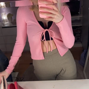 Kofta med knytband - Kofta med knytband från H&M i storlek XS, använd en gång bara!