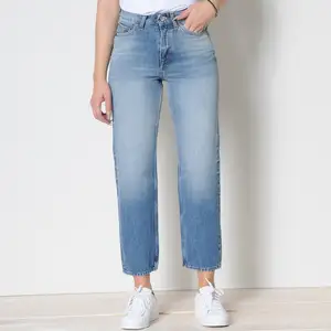 Skit snygga nästan helt oanvända tiger of Sweden jeans. De är raka i modellen. Jag som är ungefär 165 är dem ner till anklarna. (Alltså längre ner än på modellen på bilden) sitter skor fint och formar rumpan otroligt bra! Frakt tillkommer! Säljer pga att jag växt ur dem! 