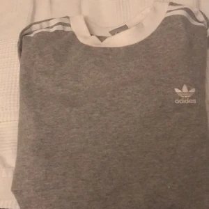 Addidas tröja - Addidas tröja!! Snygg som fan, köp för 120 kr eller buda!