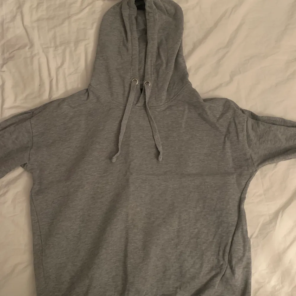 Säljer denna fina gråa hoodie ifrån lager 157, använd ett fåtal gånger och inga märken elr något på den. Köpt för 150kr, köparen står för frakten. Hoodies.
