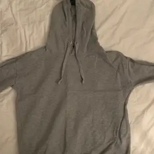 Säljer denna fina gråa hoodie ifrån lager 157, använd ett fåtal gånger och inga märken elr något på den. Köpt för 150kr, köparen står för frakten