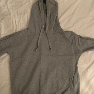 Grå hoodie - Säljer denna fina gråa hoodie ifrån lager 157, använd ett fåtal gånger och inga märken elr något på den. Köpt för 150kr, köparen står för frakten