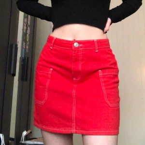 Röd kjol från uo - Köpt när jag var i London ca 2015. Passar bra på en small :) Har katt så det kan finnas katthår, tvätta noga om du är allergisk. Möts enbart