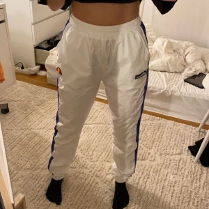 Byxor från ellesse - Använda endast en gång, som nya. Strl 38 men passar mig som är 34/36 också, men det beror ju på hur man vill att dom ska sitta❤️
