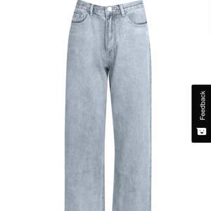 Skitsnygga långa jeans!! Råkar beställa två par och älskar mitt andra par så de e därför jag säljer dem. Jag är 174cm och på mig sitter dem perfekt, svinsnygg färg också. 