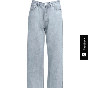 Långa Jeans  - Skitsnygga långa jeans!! Råkar beställa två par och älskar mitt andra par så de e därför jag säljer dem. Jag är 174cm och på mig sitter dem perfekt, svinsnygg färg också. 