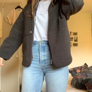 Populär teddyjacka - !BUDGIVNING AVSLUTAD! Säljer denna populära teddyjacka från hm! Säljs inte längre💕 användes sparsamt i våras så i fint skick!