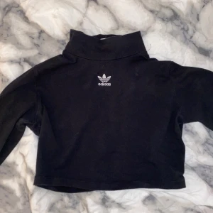adidas cropped turtleneck - älskar denna tröjan men den är inte min stil, ligger bara i garderoben. använts 2 gånger och är i perfekt condition. pm för mer info🦋