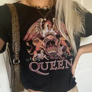 Queen t-shirt i perfekt skick - Älskar den men kommer tyvärr inte till användning längre. Såå snygg under kavaj eller som den är! 💘 50 kr frakt