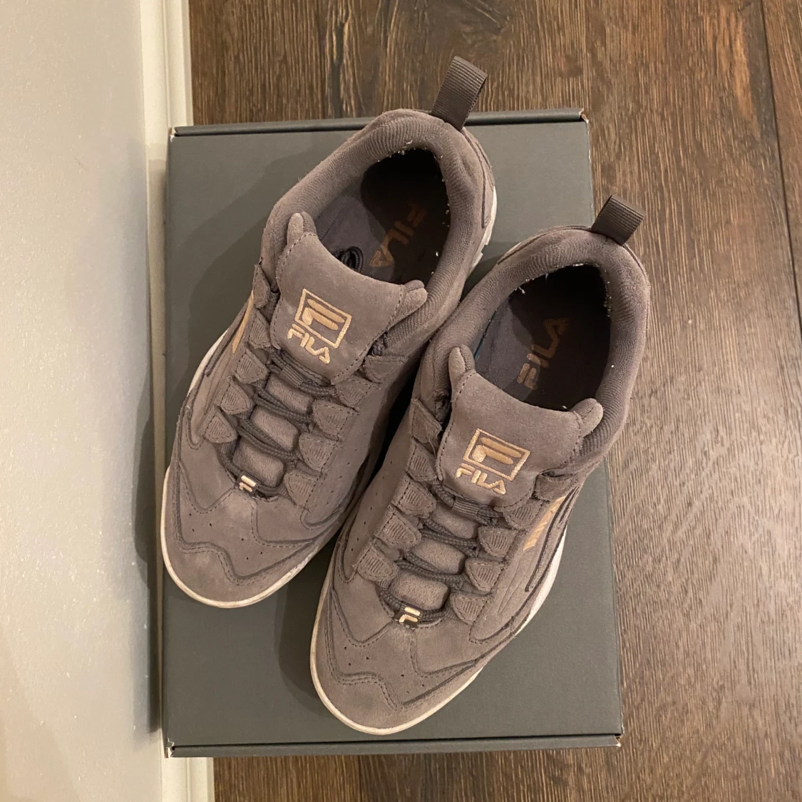 Gråa fila skor - 90