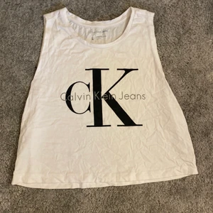 Calvin Klein  - Snyggt calvin Klein linne i storlek L (liten i storleken) sparsamt använd, 50kr + porto 