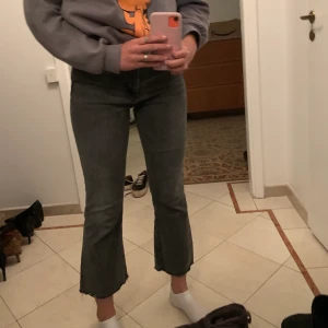 Zara byxor  - Byxor från zara som är storlek 42 men passar mig som har vanlig storlek 38 i byxor 🙌