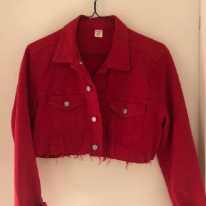 Röd jacka - Röd croppad jacka från H&M, storlek 44 men sitter som en 38 då den är ganska kort 🤍