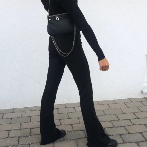 Kostymbyxor - Svarta bootcut kostymbyxor🖤 i världens skönaste material! som leggings✨✨ helt oanvända💕