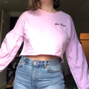 Sweatshirt  - Cool rosa sweatshirt med ballongärmar!❣️Den är avklippt☺️