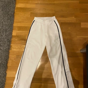 Raka ”Tränings” byxor - Säljar mina raka byxor pga för korta:/ Köpta på stadium, i jätteskönt material och sitter bra:) kan mötas upp i sthlm eller frakta💕