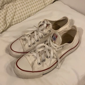 Vita låga Converse  - Sparsamt använda vita låga Converse! Strl. 37.5 men sitter bra på mig som har 38 i skor vanligtvis
