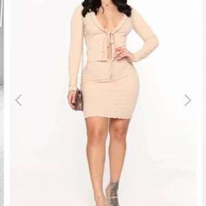 Set med topp och kjol - Set med knytkofta och kjol. I beige färg. Storlek M mej passar även en S Aldrig använd  Från fashion Nova 