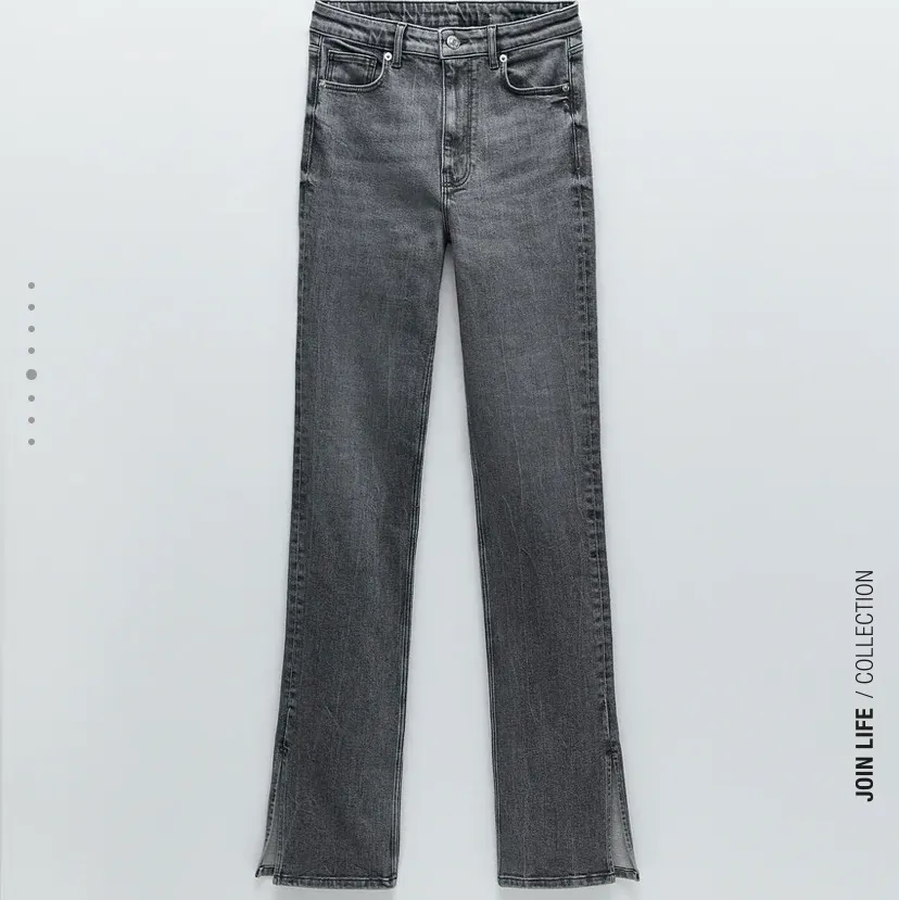 Säljer dem här populära jeansen ifrån Zara. Det är storlek 40 men jag skulle säga att del passar en 36/38 eftersom att det är skinnyjeans. Är bara använda en gång!. Jeans & Byxor.