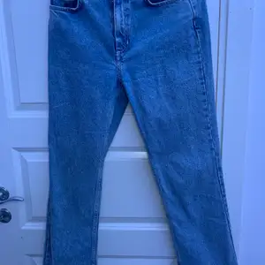 säljer dessa High waisted mom jeans, köpte dom från Cubus för 600 kr. Jeansen är i perfekt skick. Dom är i storlek S, jag är 167 cm lång och dom är inte för korta på benen. Kan skicka fler bilder ifall det behövs. Swish betalning endast.
