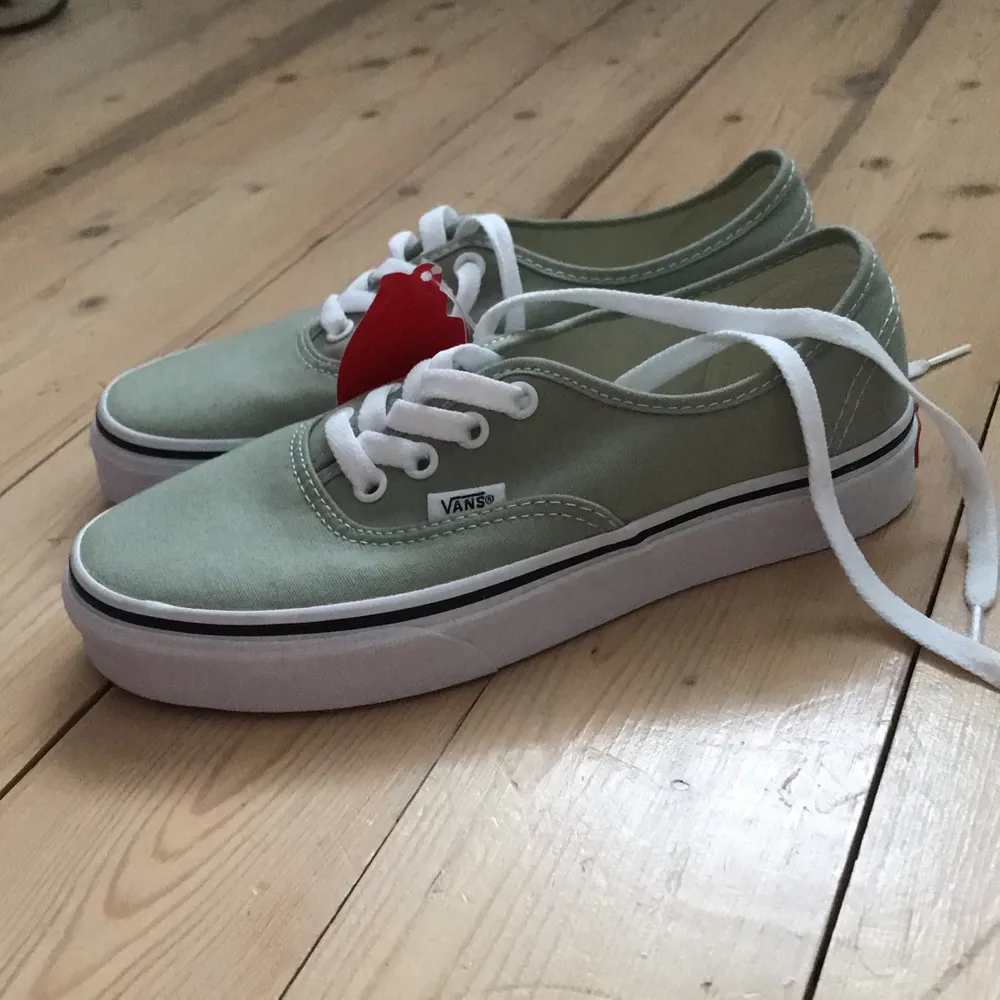 Helt nya mint gröna vans skor, endast testade. Köparen står för eventuell frakt. 🌸. Skor.