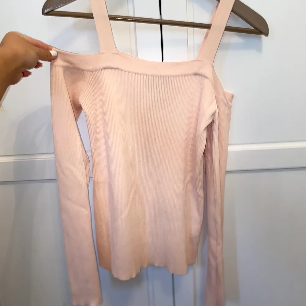 Ribbad, ljusrosa, långärmad offshoulder tröja från FOREVER21 i bra skick!  Kampanj: KÖP 3 BETALA FÖR 2. Tröjor & Koftor.