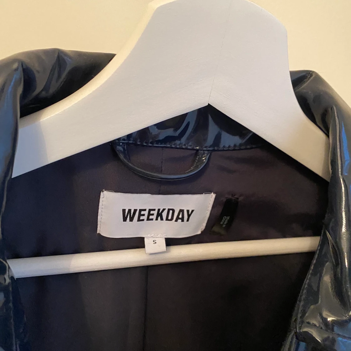 WEEKDAY PATENT JACKA - 90