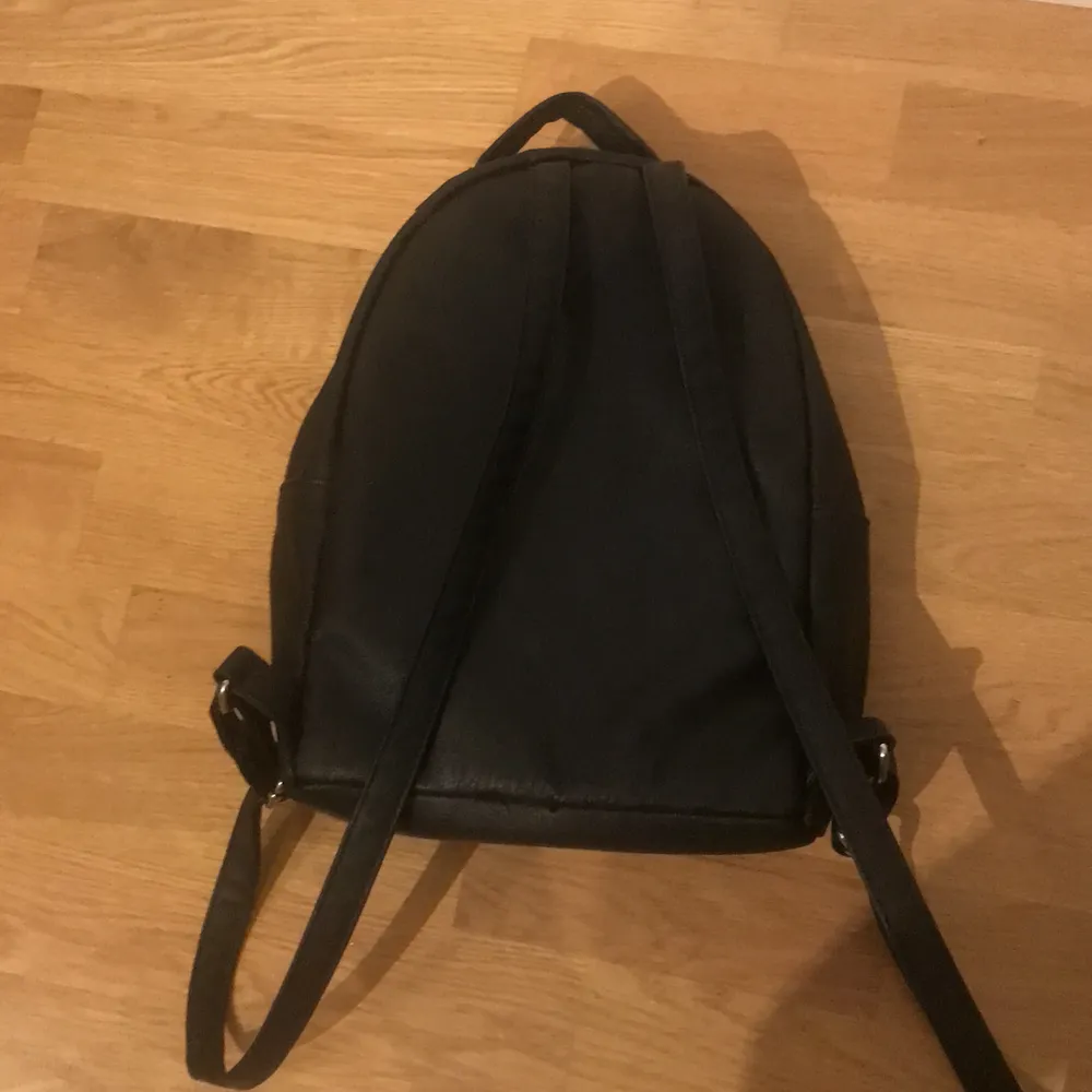 Blir av med några grejer i mitt rum och bjuder den här super söta svart mini ryggsäck. Är öppet att ändra pris ifall den är för hög och skriv gärna till mig privat ifall intresserad och bjud pris i kommentarerna. Köparen står för frakt🥰🥰❤️✨✨✨. Väskor.