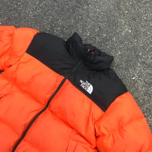 North face puffer - Säljer nu min älskade puff jacka från the north face. Inga repor eller hål! Storlek L, men kan nog passa M med! 🦁