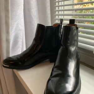 Svarta lackboots - Superfina skor men som sällan kommer till användning för mig! Köpta för 6 månader sen och använda 2 gånger! Storlek 38🥰