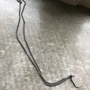 Halskedja med metallplatta  - Halskedja. 55cm 