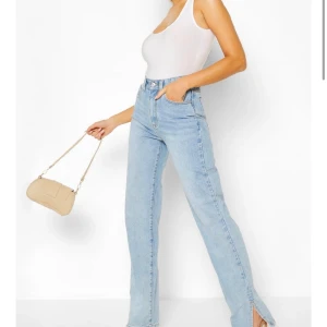 Jeans - Raka jeans med slits- helt oanvända o prislapp kvar då dom va förstora. Storlek 34 men passar 36 ev 38, långa i benen !!!!!