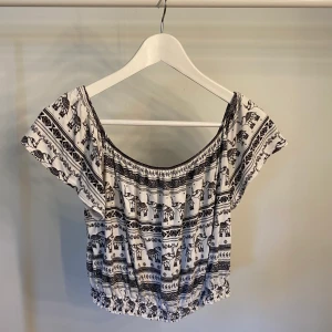 Off-shoulder topp - Snygg off-shoulder topp från H&M. Använd några gånger!