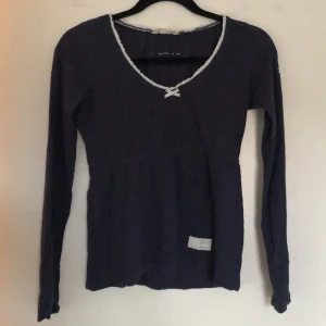 Odd Molly tröja - Tröja/topp från odd Molly i storlek 0. Marinblå med små detaljer. Använd enstaka gånger.