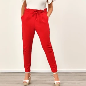 Röda ”paper bag” byxor - Röda stretchiga byxor i storlek 50. De är köpte från Pink Clover och passar även större storlekar🌺