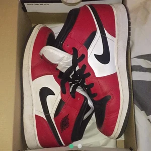 Nike Jordans 1 - Säljer mina jordans igen pga oseriös köpare! :) dem är använda ett par gånger men verkligen i jättejättebra skick fortfarande!!! Köpa på zalando för några månader sen! :) modellen heter Chicago tror jag! :)Har äkthetsbevis på skorna och kan självklart skicka med det! Jag står för försäkring av paketet eftersom det är en dyrare vara! :) bud börjar på 1000