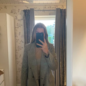 Zara kavaj - Rutig kavaj från Zara med knappar. 