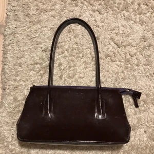 Vintage handväska - Vintagefynd! Mörklila/plommonfärgad