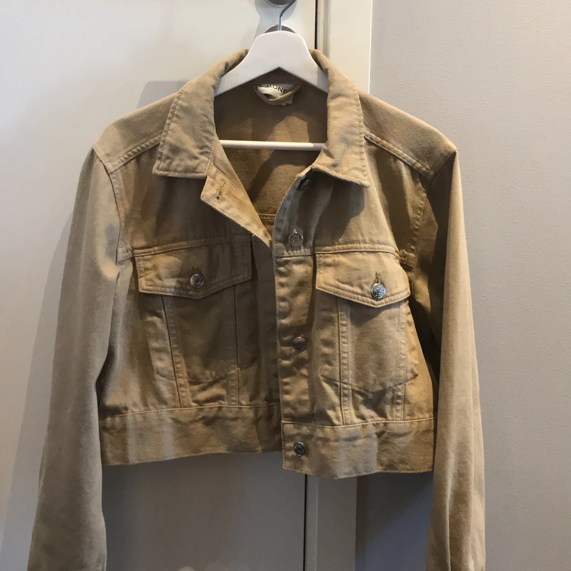 Beige jeansjacka från Monki