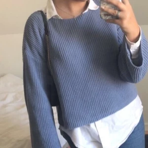 NA KD trickad blå tröja stl S - Säljer denna fina blå stickade tröjan från NA KD, för att jag knappt använder den. Så den är i bra skick och ser helt ny ut. Köpte denna för 299kr säljer för 80kr (+60kr frakt) 💕
